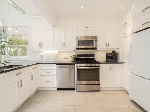 Kitchen - 404 Rue De Verchères, Longueuil (Greenfield Park), QC - Indoor Photo Showing Kitchen With Upgraded Kitchen