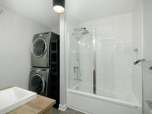 Salle de bains - 210-912 Av. Pierre-Dansereau, Terrebonne (Terrebonne), QC - Indoor Photo Showing Laundry Room