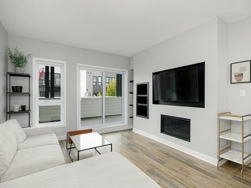 Salon - 210-912 Av. Pierre-Dansereau, Terrebonne (Terrebonne), QC - Indoor Photo Showing Living Room With Fireplace