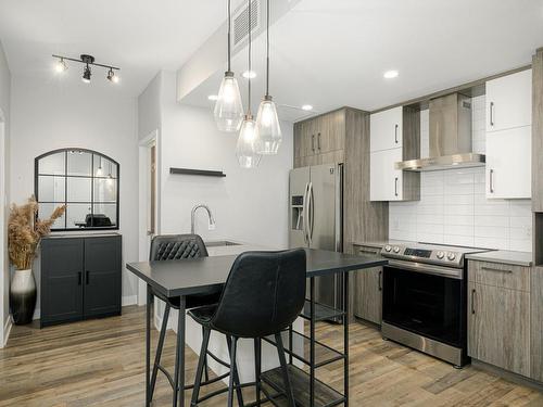 Coin-repas - 210-912 Av. Pierre-Dansereau, Terrebonne (Terrebonne), QC - Indoor Photo Showing Kitchen With Upgraded Kitchen