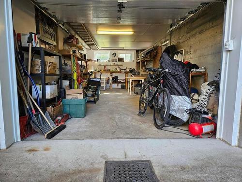 Garage - 257 Rue De Dijon, Laval (Pont-Viau), QC - Indoor Photo Showing Garage