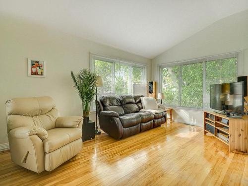 Living room - 257 Rue De Dijon, Laval (Pont-Viau), QC - Indoor Photo Showing Living Room