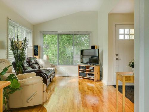 Living room - 257 Rue De Dijon, Laval (Pont-Viau), QC - Indoor Photo Showing Living Room