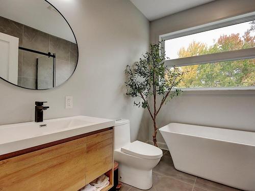 Salle de bains - 105 Rue Dubuc, Saint-Jean-Sur-Richelieu, QC - Indoor Photo Showing Bathroom