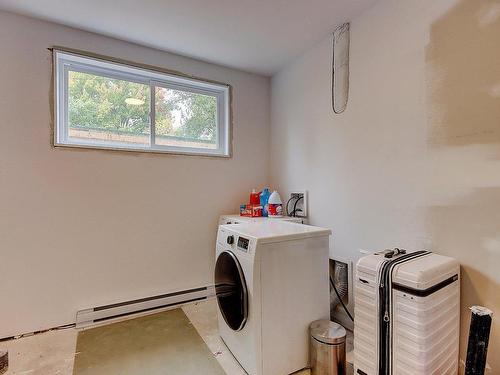 Salle de lavage - 105 Rue Dubuc, Saint-Jean-Sur-Richelieu, QC - Indoor Photo Showing Laundry Room