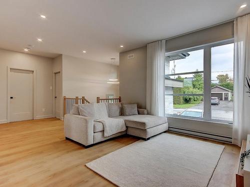 Salon - 105 Rue Dubuc, Saint-Jean-Sur-Richelieu, QC - Indoor Photo Showing Living Room