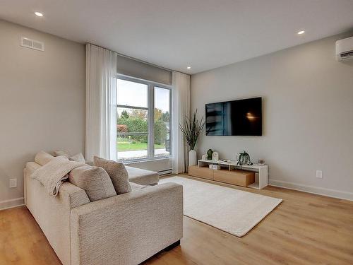 Salon - 105 Rue Dubuc, Saint-Jean-Sur-Richelieu, QC - Indoor Photo Showing Living Room