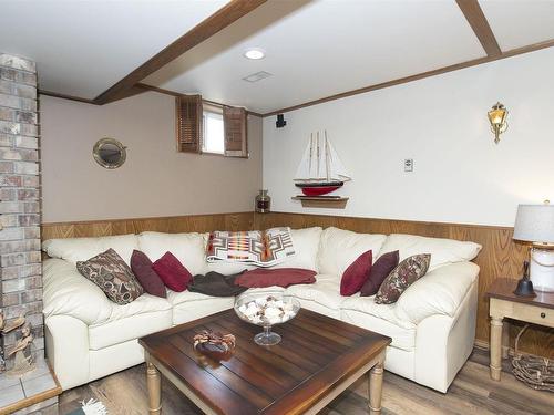 6296 Mapleward Road, Thunder Bay, ON - Indoor Photo Showing Living Room