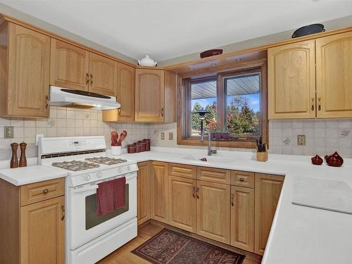 6296 Mapleward Road, Thunder Bay, ON - Indoor Photo Showing Kitchen