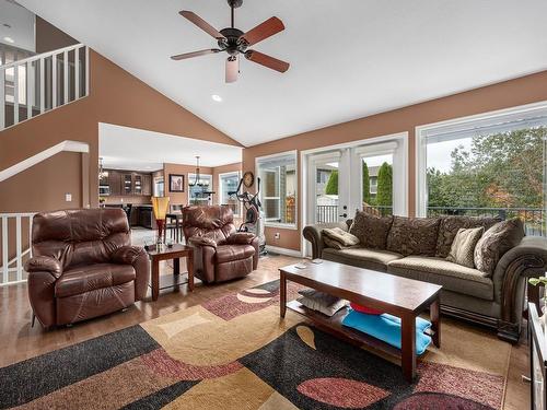 580 Raeburn Drive, Kamloops, BC - Indoor Photo Showing Living Room