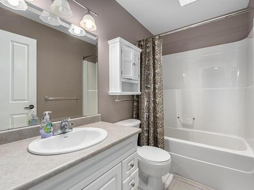 580 Raeburn Drive, Kamloops, BC - Indoor Photo Showing Bathroom