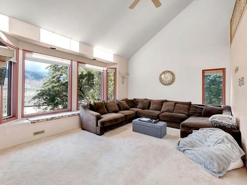 4986 Uplands Drive, Kamloops, BC - Indoor Photo Showing Living Room