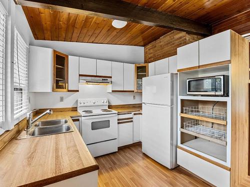 1002 Southill Street, Kamloops, BC - Indoor Photo Showing Kitchen With Double Sink