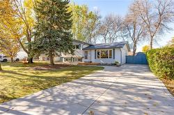 62 Lemmen DR  Winnipeg, MB R2K 3J8