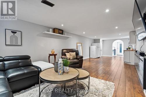 17 Battlefield Drive, Hamilton, ON - Indoor Photo Showing Living Room