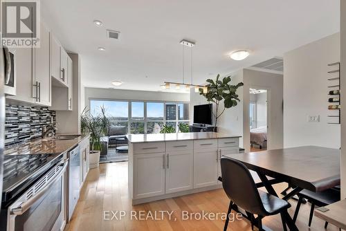 1001 - 1 Victoria Street S, Kitchener, ON - Indoor Photo Showing Kitchen With Upgraded Kitchen