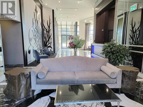 515 - 7608 Yonge Street, Vaughan, ON - Indoor Photo Showing Living Room