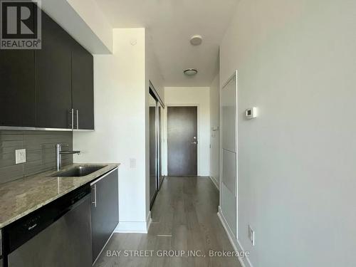 515 - 7608 Yonge Street, Vaughan, ON - Indoor Photo Showing Kitchen