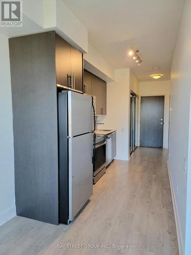 515 - 7608 Yonge Street, Vaughan, ON - Indoor Photo Showing Kitchen