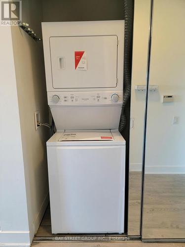 515 - 7608 Yonge Street, Vaughan, ON - Indoor Photo Showing Laundry Room