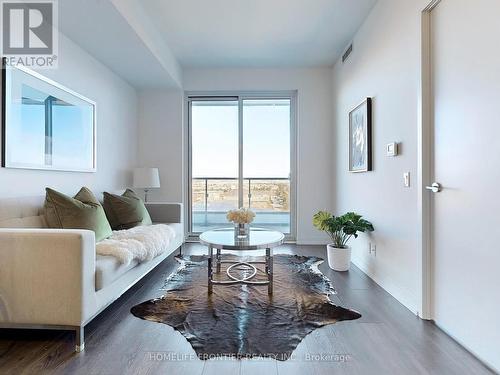 1001 - 950 Portage Parkway, Vaughan, ON - Indoor Photo Showing Living Room