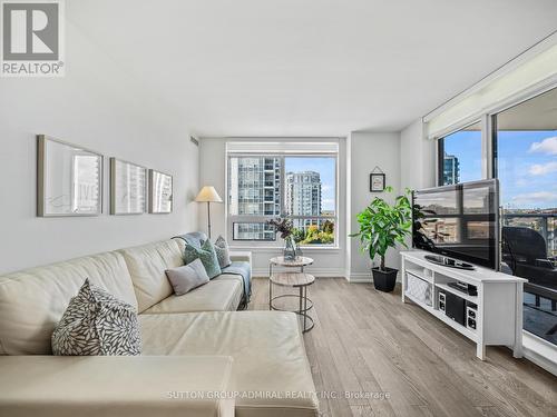 805 - 7 North Park Road, Vaughan, ON - Indoor Photo Showing Living Room