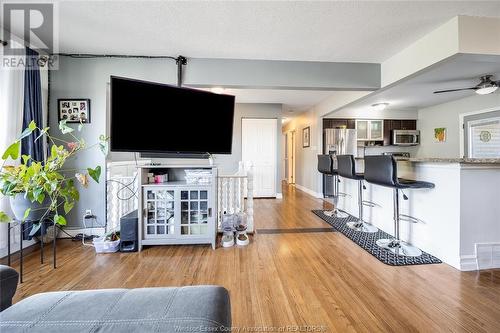 3950 Myrtle Avenue, Windsor, ON - Indoor Photo Showing Living Room