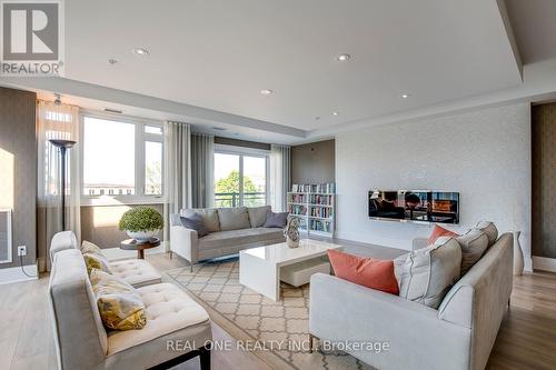 222 - 128 Garden Drive, Oakville, ON - Indoor Photo Showing Living Room