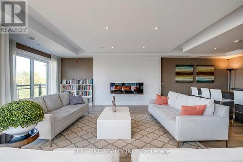 222 - 128 Garden Drive, Oakville, ON - Indoor Photo Showing Living Room