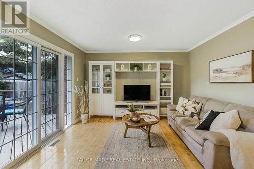 10 Shelbourne Court, Brampton, ON - Indoor Photo Showing Living Room