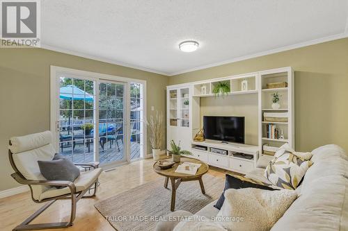 10 Shelbourne Court, Brampton, ON - Indoor Photo Showing Living Room