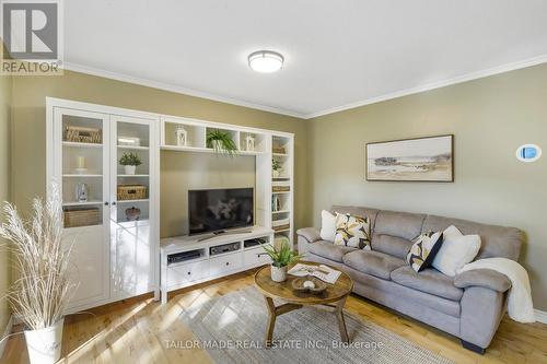 10 Shelbourne Court, Brampton, ON - Indoor Photo Showing Living Room