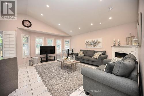 5421 Kinglet Avenue, Mississauga, ON - Indoor Photo Showing Living Room