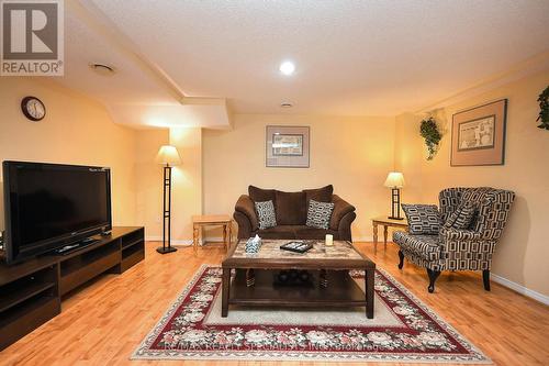 5421 Kinglet Avenue, Mississauga, ON - Indoor Photo Showing Living Room