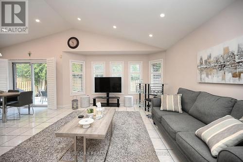 5421 Kinglet Avenue, Mississauga, ON - Indoor Photo Showing Living Room