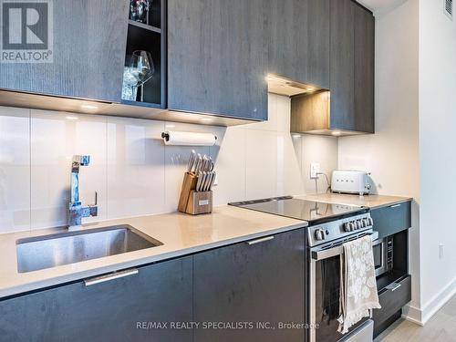 4603 - 3900 Confederation Parkway, Mississauga, ON - Indoor Photo Showing Kitchen