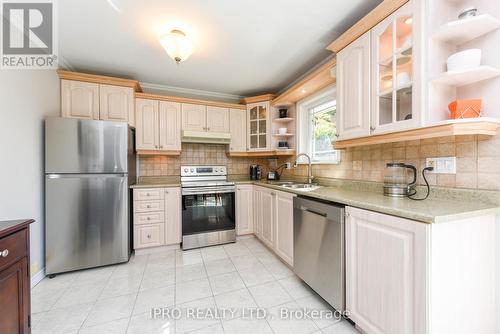 404 Claircrest Avenue, Mississauga, ON - Indoor Photo Showing Kitchen