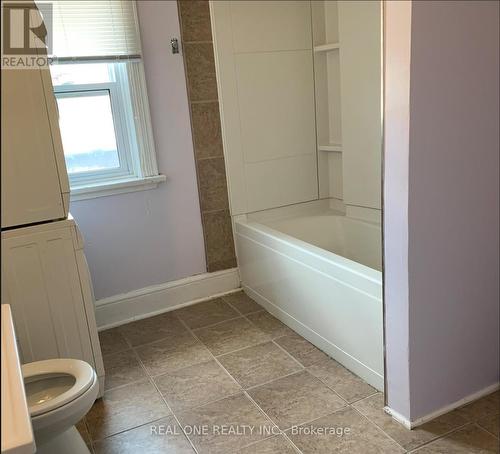 86 Queen Street, Brantford, ON - Indoor Photo Showing Bathroom