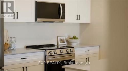 7 - 300 Canrobert Street, Arran-Elderslie, ON - Indoor Photo Showing Kitchen