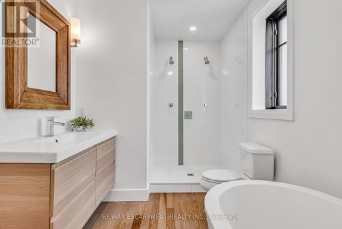 365 Delaware Avenue, Burlington, ON - Indoor Photo Showing Bathroom