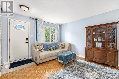 25 Glamorgan Drive, Ottawa, ON - Indoor Photo Showing Living Room