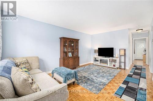 25 Glamorgan Drive, Ottawa, ON - Indoor Photo Showing Living Room