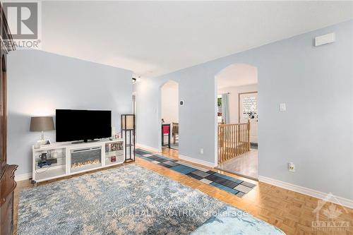 25 Glamorgan Drive, Ottawa, ON - Indoor Photo Showing Living Room