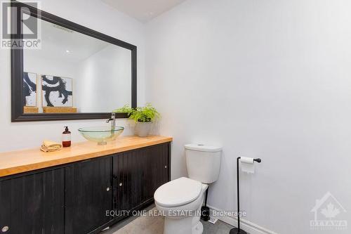 552 Mutual Street, Ottawa, ON - Indoor Photo Showing Bathroom