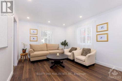 552 Mutual Street, Ottawa, ON - Indoor Photo Showing Living Room