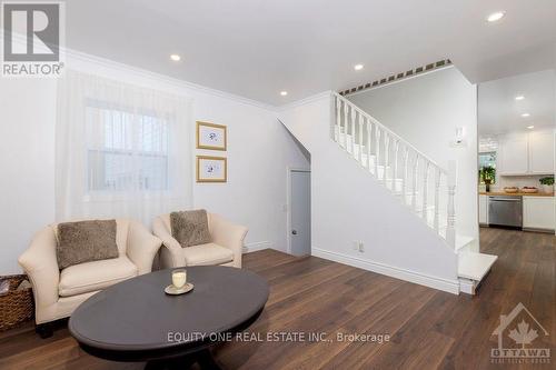 552 Mutual Street, Ottawa, ON - Indoor Photo Showing Living Room