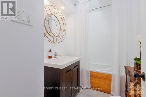 552 Mutual Street, Ottawa, ON - Indoor Photo Showing Bathroom