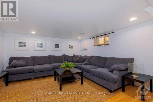 552 Mutual Street, Ottawa, ON - Indoor Photo Showing Living Room