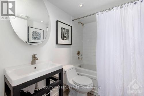 552 Mutual Street, Ottawa, ON - Indoor Photo Showing Bathroom