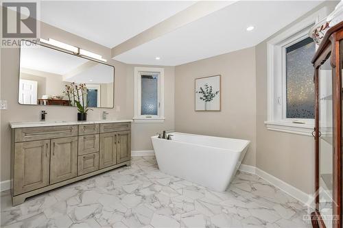 75 Saddlehorn Crescent, Kanata, ON - Indoor Photo Showing Bathroom